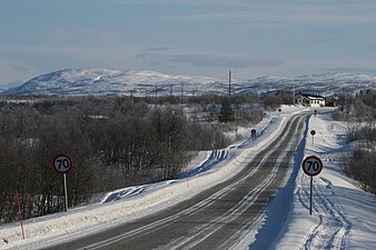 Riksväg 92 med tullstation Øvre Neiden mot Finland.