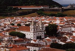 A catedral de Angra rodeada pelo casario da Sé.