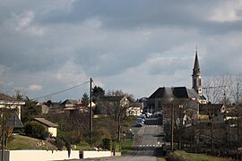 Photo datant de 2013 représentant la rue des Moulins présentant le même cadrage qu'en 1910