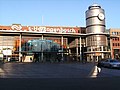 Station 's-Hertogenbosch. De vliesgevel is duidelijk te zien bij de roltrappen.