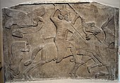 Relief cu doi cavaleri asirieni care atacă dușmani; circa 728 î.Hr,; gips; înălțime: 129 cm, lățime: 183 cm; British Museum (Londra)