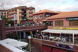 Playa del Inglés on suosittu ja monipuolinen lomakohde. Kuvassa Yumbo-ostoskeskus.