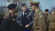 Dempsy (rechts) in overleg met Bernard Montgomery (links) en Arthur Coningham voor Operatie Varsity