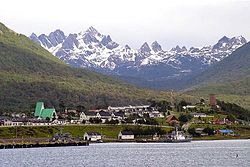 Utsikt mot hamna med kvasse fjell i bakgrunnen. Oktober 2007.