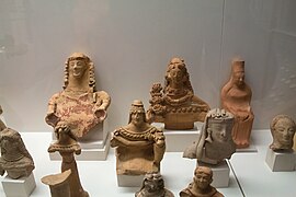 Figurines féminines, VIe siècle av. J.-C. Musée national archéologique d'Athènes.