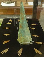 Pointes de flèches et poignard triangulaire de type armoricain trouvés dans la chambre funéraire de Coatanéa en Bourg-Blanc