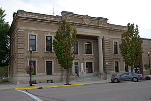 Das McLeod County Courthouse, seit 1984 im NRHP gelistet[1]