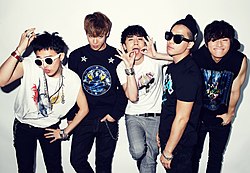 Balról jobbra: G-Dragon, T.O.P., Seungri, Taeyang és Daesung 2011-ben az Extraordinary 20’s fotózáson