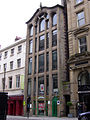 16 Cook Street, Liverpool, 1866. Met glas van vloer tot plafond komt daglicht dieper in het gebouw.