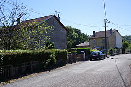 Deux maison mitoyenne derrière des clôtures.