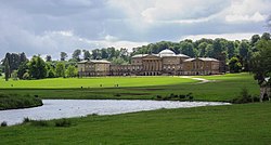 Keddleston Hall i Derbyshire fra 1759 hvor fløjene ligner små selvstændige 'country houses'