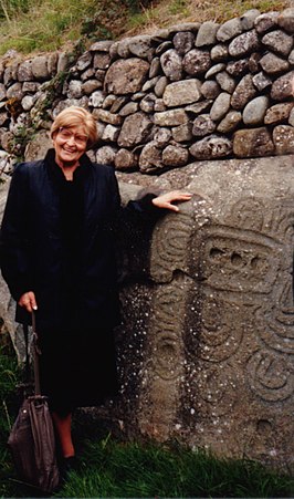 Marija Gimbutas bij steen 52, Newgrange, Ierland, in september 1989