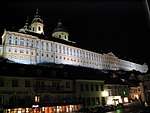 Stift Melk på natten från den gamla staden