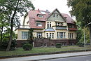 Villa mit Einfriedung