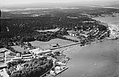 Tønsberg Reperbane med Teie hovedgård foran i bildet Foto: Widerøe/Vestfoldmuseene