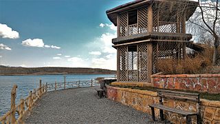 Un mirador de dos pisos en la presa de Ammand, Tabriz, Irán