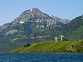 Prince of Wales Hotel with Mount Richards