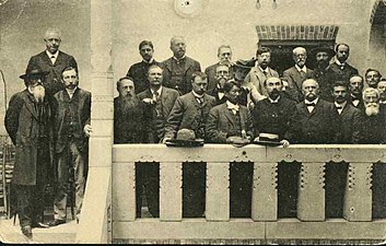 Roza Luksemburg (centre) inter partoprenantoj de la Internacia Socialista Kongreso, Amsterdamo, 1904.