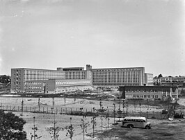 Het nog niet officieel geopende gebouw in 1952