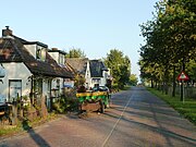 Straatbeeld aan westzijde van het Aduarderdiep