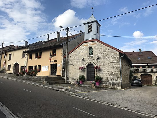 Vue de la chapelle, à droite de la mairie.