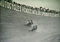 Board Track Race in 1911. De reclameborden zijn van de Hendee Mfg.Co., later bekend als Indian