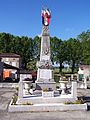 Le monument aux morts près de l'église (juin 2013).