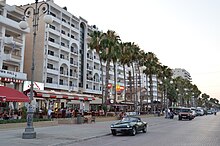 Palm trees promenade (foinikoudes).JPG