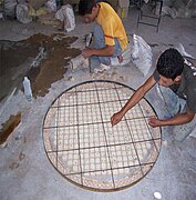 Artesanos fabricando una mesa con zellige