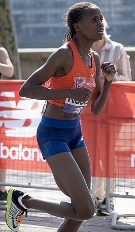 Brigid Kosgei tijdens de marathon van Londen in 2018.