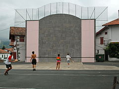 Itxassou, partie de pelote au fronton.