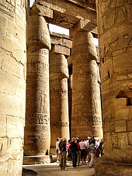 Colonne campaniforme à chapiteau fermé. Bas-côté. temple d'Amon-Rê à Karnak. 19e dyn., Ramsès II.