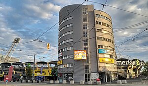 Stadion mit Stadionturm im Vordergrund