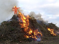 Bij het Osterfeuer (paasvuur) in Seestermühe wordt een stropop verbrand