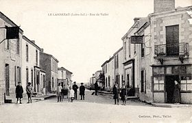 Carte postale datant des années 1910 représentant la route de Vallet vue de l'église