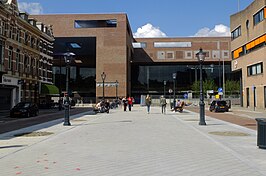 Ingang stationsgebouw Breda, gezien vanaf de Willemstraat (2016)