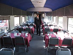 Interior de coche-restaurante