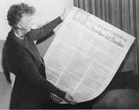 Eleanor Roosevelt med den spanskspråkiga versionen av FN:s deklaration om de mänskliga rättigheterna. Foto från 1949.