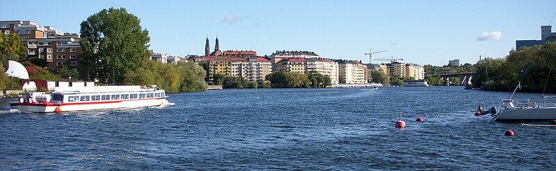 Liljeholmsviken, vy mot öst i oktober 2009. Till vänster ligger Reimersholme, i bildmitt Södermalm och i bakgrunden syns Liljeholmsbron. Till höger skymtar en del av Liljeholmshamnen.