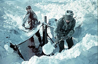 Mise en place d'un lance-mines 8,1 cm 1933 dans les Alpes en hiver 1940.