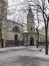 Église Notre-Dame-de-Grâce de Passy, le long de la rue.