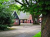 Boerderij met het erf is een doorrijschuur (ca. 1910), een nieuwere schuur waarachter een nieuwe ligboxstal is gebouwd en enkele kleine schuurtjes