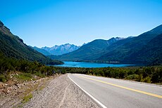 Le lac Guillelmo vu depuis la route nationale 40. La rive ouest du lac est longée du nord au sud par cette grand-route qui traverse une bonne partie du parc national.