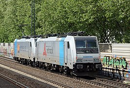 Zwei Loks der Baureihen 186 von Railpool im Einsatz für Retrack.