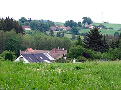 Pohled přes Bonkovice na jižní část staré Střezimíře, tj. návrší s kaplí sv. Vojtěcha