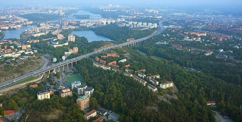 Flygfoto över Essingeledens södra del, vy söderut med Gröndalsviadukten närmast, september 2014.