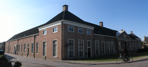 Het dienstgebouw van Huis Honselaarsdijk, 'De Nederhof'.