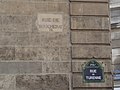 Ancien nom de la rue gravée, et plaque avec le nouveau nom.