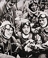 1945年5月26日、万世飛行場にて子犬を抱く第72振武隊々員。前列左より、早川勉伍長、荒木幸雄伍長、千田孝正伍長。後列左から、高橋要伍長、高橋峰好伍長