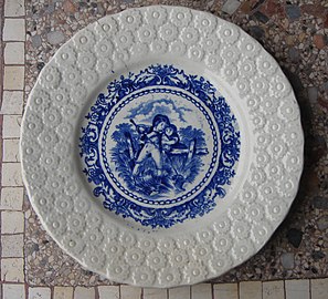 Assiette pêcheur, porcelaine opaque, manufacture de faïence Saint-Amand-les-Eaux (Nord), localisation inconnue.